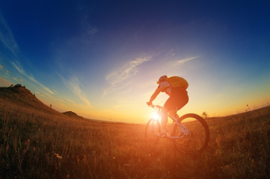 骑自行车的人和自行车对星空背景下的剪影