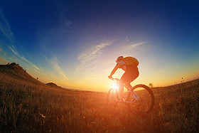 骑自行车的人和自行车对星空背景下的剪影