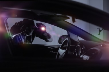 汽車強(qiáng)盜拿手電筒圖片