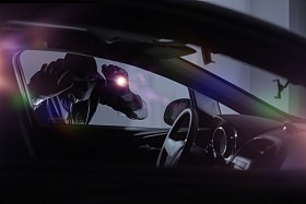 汽车强盗拿手电筒图片