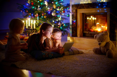 母親和女兒使用 tablet pc