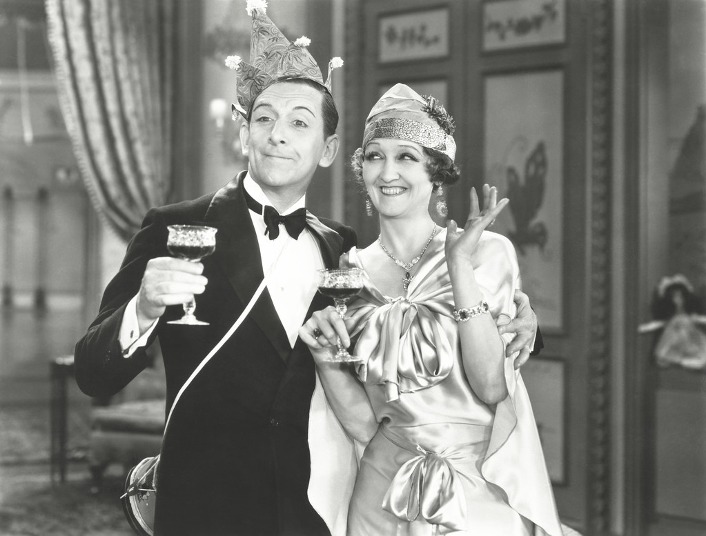 幸福的男人和女人抱着眼镜图片 幸福的男人和女人抱着眼镜图片