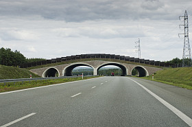 以上在农村，欧洲公路桥