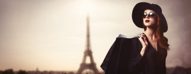 风格红头发的女人，太阳镜和购物袋