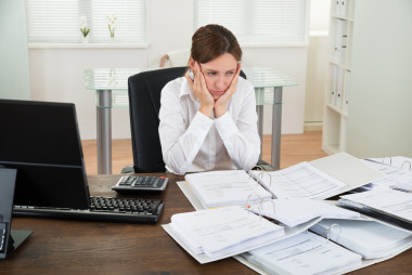 會(huì)計(jì)在辦公桌前工作