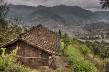 在中國高地的稻田中農民們住著木
