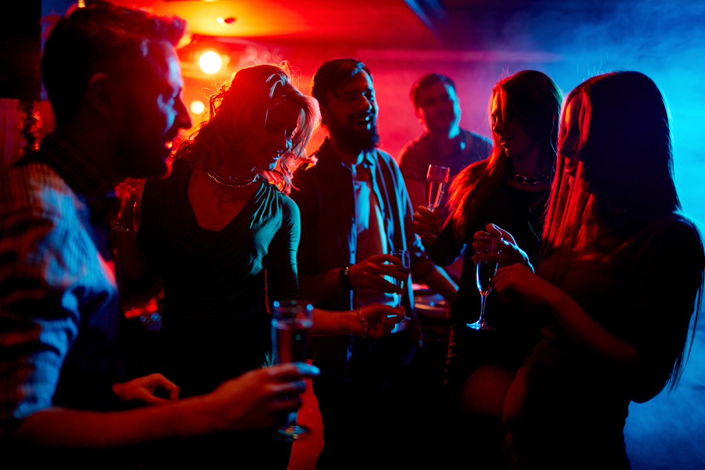 花时间在一家夜总会的人 花时间在一家夜总会的人