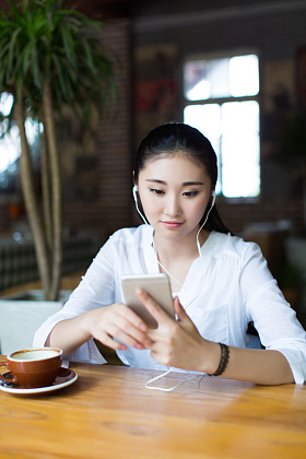 喝咖啡的女孩图片