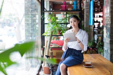 濃濃的咖啡和女孩
