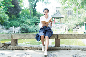 在公园里读书的女孩图片