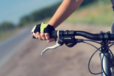 年轻女子骑自行车