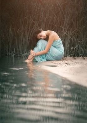 迷人的、 浪漫的女孩睡觉和梦想附近小河的水。户外