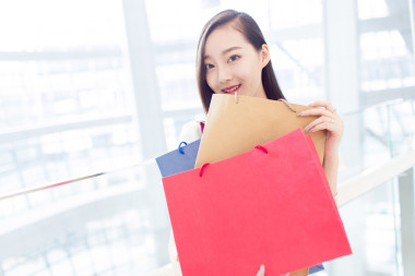 肖像年輕成人女孩彩色袋