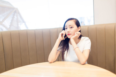 女孩坐在咖啡店