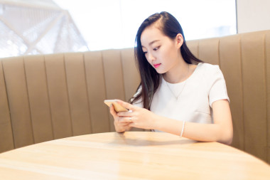 女孩坐在咖啡店里图片