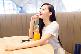 女孩坐在咖啡店