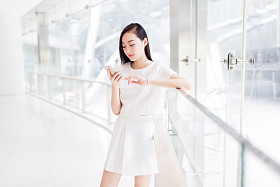 美丽的女孩，倚在窗玻璃前