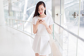 美丽的女孩，倚在窗玻璃前