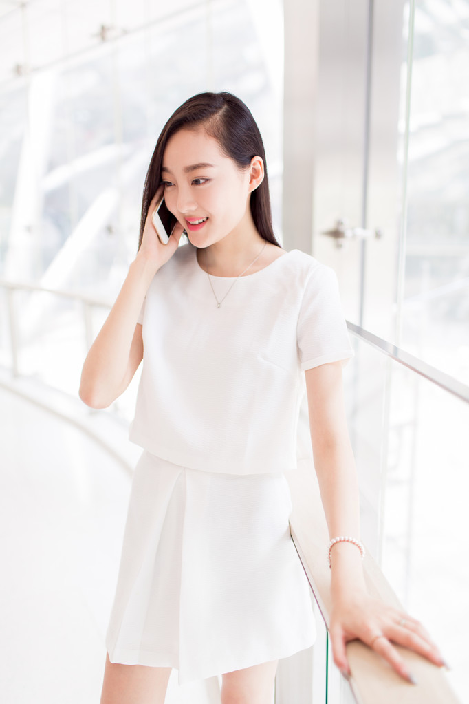 美丽的女孩，倚在窗玻璃前图片