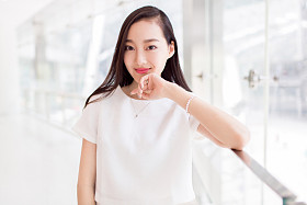 美丽的女孩，倚在窗玻璃前