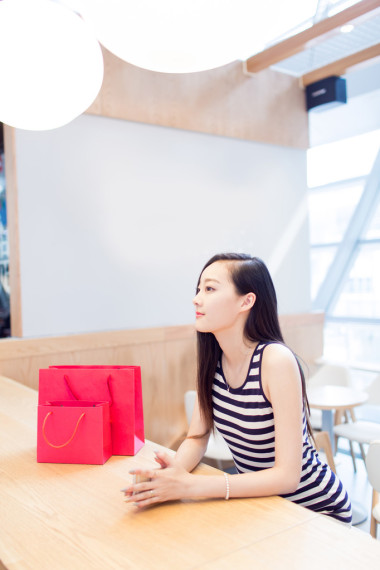 在商場(chǎng)里休息照片