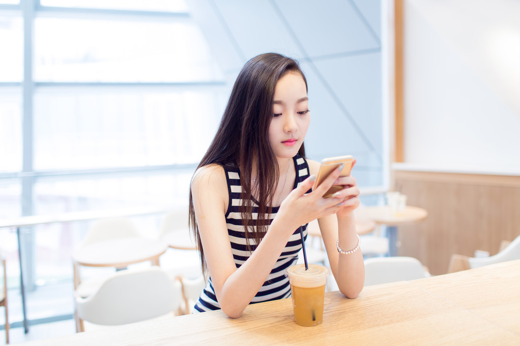 女孩坐在咖啡店