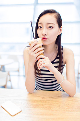 女孩坐在咖啡店