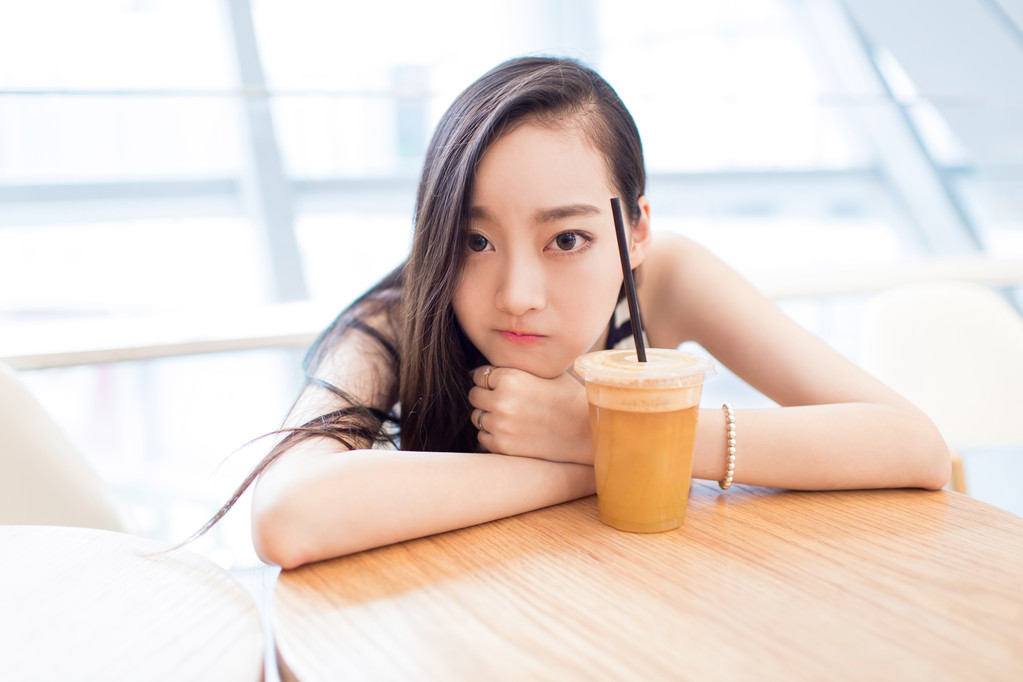 女孩坐在咖啡店里图片