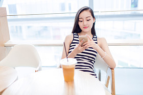 女孩坐在咖啡店里图片