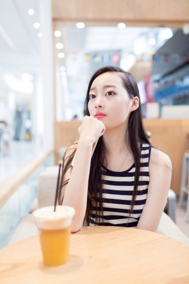 喝一杯冰镇饮料的女孩图片