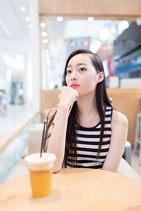 喝一杯冰镇饮料的女孩图片