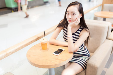 喝一杯冰镇饮料的女孩图片