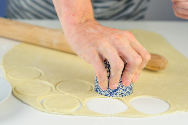 男人手制作粽子有肉圖片