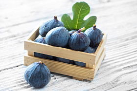 与绿叶的无花果图片