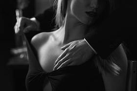 男性的手触碰的妇女半身像