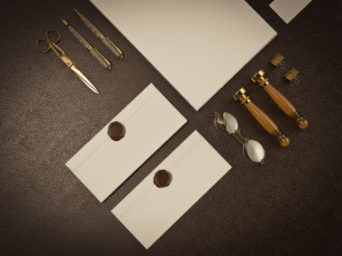 棕色皮革背景上的标识元素集图片