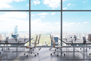 工作场所在一个现代化的全景办公室从窗口可以看到纽约市的景色开放空间黑色的桌子和棕色的皮革