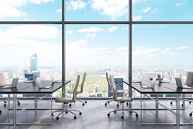 工作场所在一个现代化的全景办公室从窗口可以看到纽约市的景色开放空间黑色的桌子和棕色的皮革