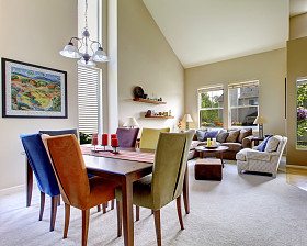 美丽的客厅与白色地毯和多彩的装饰