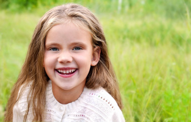 開心的笑的可愛的小女孩的肖像