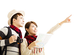 快乐的年轻夫妇享受旅行与冬装