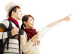 快乐的年轻夫妇享受旅行与秋天穿