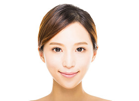与清洁面部年轻微笑美女