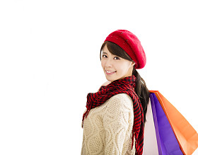 幸福的年轻女人，与冬季磨损和购物袋