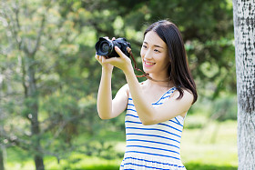 公园里漂亮的女孩图片