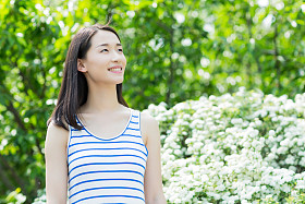 公园里漂亮的女孩照片