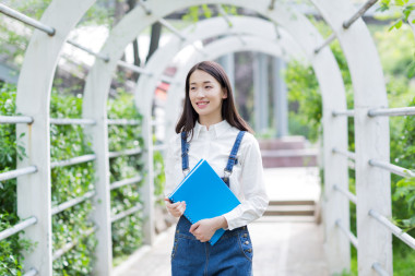 女孩戶外閱讀