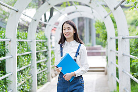 女孩户外阅读
