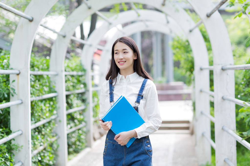 女孩户外阅读 女孩户外阅读