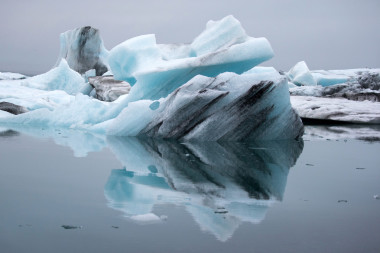 在水中的冰川冰